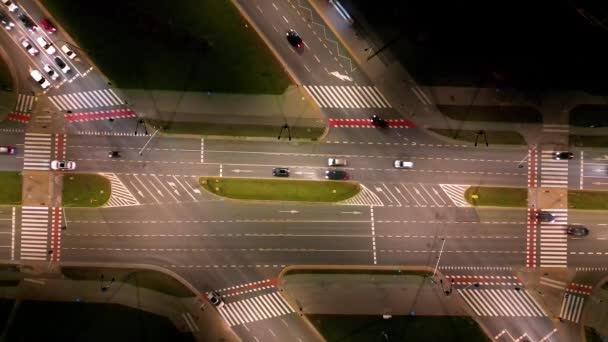 在波兰华沙市外的高速公路上 无人机拍下了夜间交通的镜头 展示了汽车和光路以及桥梁和高架桥 向前移动相机 — 图库视频影像
