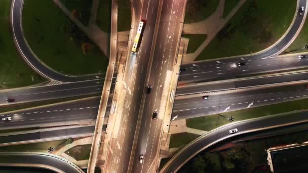 Imágenes Drones Semirremolques Larga Distancia Conduciendo Largo Una Carretera Concurrida — Vídeos de Stock