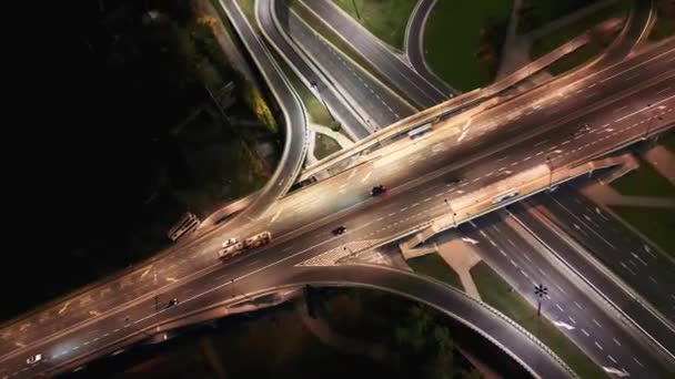 Imágenes Drones Semirremolques Larga Distancia Conduciendo Largo Una Carretera Concurrida — Vídeos de Stock