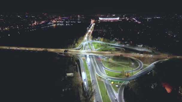 流行のロックダウン後の空の高速道路や交流ワルシャワヨーロッパの空中夜景 道路上のトラフィックを消失した都市の風景 道路と車線の交差点 — ストック動画
