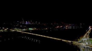 Salgın sonrası Varşova Avrupa 'daki otobanı ve kavşağı gösteren hava gece görüşü. Sokakta kaybolan trafiğin olduğu şehir manzaraları. Yollar ve şeritler kesişiyor