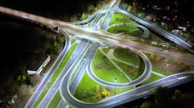 Tünelde gece trafiği. Ve araba ışıkları duruyor. Otobanın üst görüşü, Varşova 'da karayolu trafiği Polonya 4K Timelapse' de önemli bir altyapı.
