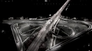 Metropolis Binası 'nın insansız hava aracı görüntüsü ve yoğun trafiği olan bir cadde. Varşova Avrupa 'nın Çapraz Gece başkenti Polonya