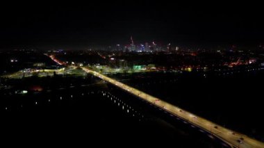 Metropolis Binası 'nın insansız hava aracı görüntüsü ve yoğun trafiği olan bir cadde. Varşova Avrupa 'nın Çapraz Gece başkenti Polonya