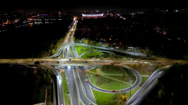 メトロポリスビルのドローンビュー夜と交通量の多い通り ワルシャワの交通夜の首都ヨーロッパポーランド — ストック動画