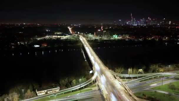 隧道的夜间交通 车灯都停了高速公路顶部的空中超驰 波兰华沙的公路交通是一个重要的基础设施 — 图库视频影像