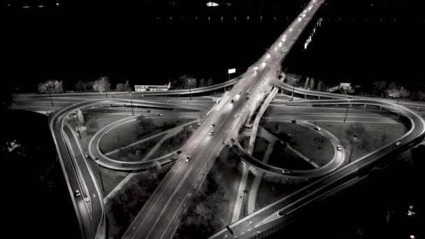 Вид Здание Метрополиса Ночью Улицу Интенсивным Движением Ночная Столица Варшавы — стоковое видео