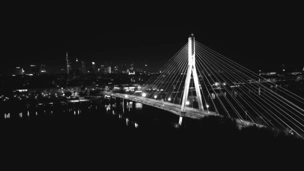 メトロポリスビルのドローンビュー夜と交通量の多い通り ワルシャワの交通夜の首都ヨーロッパポーランド — ストック動画