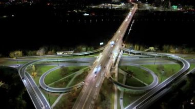 Metropolis Binası 'nın insansız hava aracı görüntüsü ve yoğun trafiği olan bir cadde. Varşova Avrupa 'nın Çapraz Gece başkenti Polonya