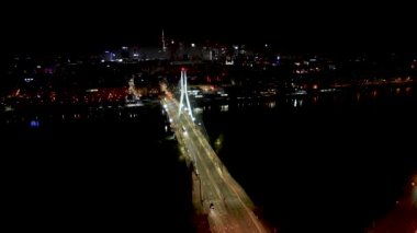 4K kentsel manzarası, gelişmiş yenilik, finansal teknoloji Varşova 'da Varşova ile aydınlatılmış asma köprü üzerinde gece araba trafiği manzarası. Polonya