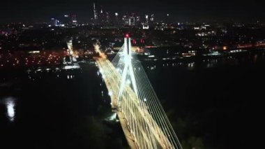 Tünelde gece trafiği. Ve araba ışıkları duruyor. Otobanın üst görüşü, Varşova 'da karayolu trafiği Polonya 4K Timelapse' de önemli bir altyapı.