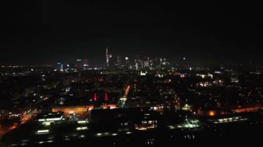 Tünelde gece trafiği. Ve araba ışıkları duruyor. Otobanın üst görüşü, Varşova 'da karayolu trafiği Polonya 4K Timelapse' de önemli bir altyapı.