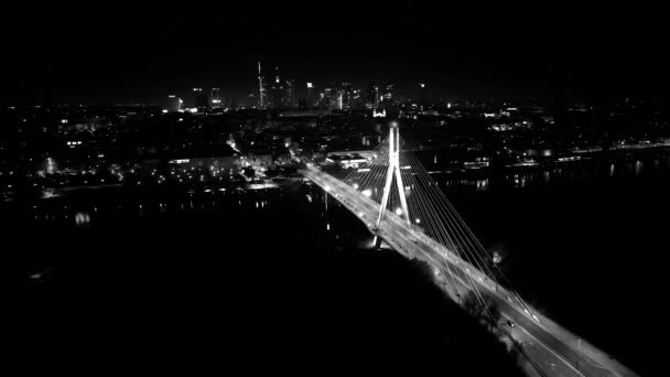 Scenic Luchtfoto Van Nachtelijk Autoverkeer Verlichte Hangbrug Met Warschau Stadsgezicht — Stockvideo