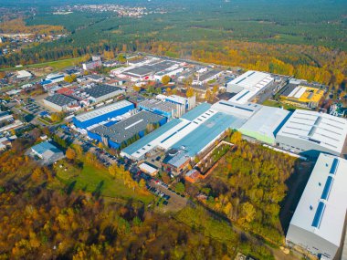 Yukarıdan bir depo, sanayi veya lojistik merkezinin havadan görüntüsü. Yukarıdan görüntüle