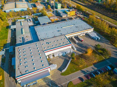 Çevrimiçi mağazalar için bir depo dolusu malın havadan görüntüsü. Şehrin sanayi bölgesindeki lojistik merkezi yukarıdan.