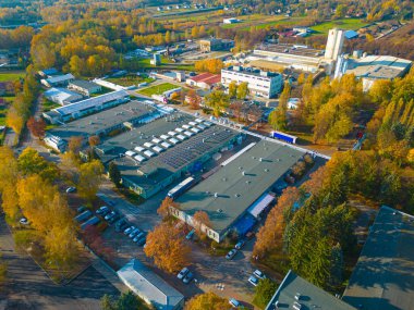 Yukarıdan depo depolarının veya endüstriyel fabrika nın veya lojistik merkezinin havadan görünümü. Gün batımında endüstriyel binaların ve ekipman makinelerinin havadan görünümü, tonda