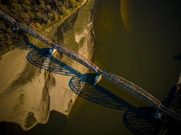 橋の列車の夏の空中ビュー — ストック写真