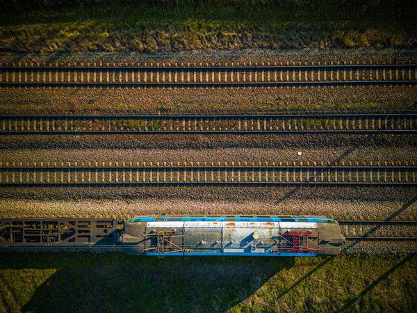 Letecký Pohled Nákladní Vlak Dvoukolejnou Železnici Venkově Železnice Zelenou Trávou — Stock fotografie