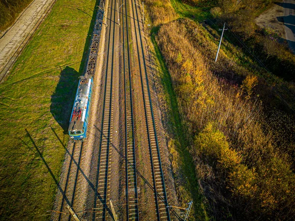貨物列車 田舎のダブルトラック鉄道の空中ビュー 長い影を持つ緑の草や木 トップビューを持つ鉄道 交通インフラ 夏の自然 — ストック写真