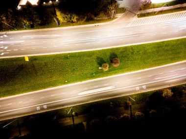 Kavşakta gece trafiği ulaşımı, şehir ve bağlantı teknolojisi, finansal teknoloji ve iş inovasyonu için fütüristik soyut arka plan