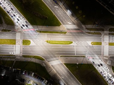 Kavşakta gece trafiği ulaşımı, şehir ve bağlantı teknolojisi, finansal teknoloji ve iş inovasyonu için fütüristik soyut arka plan
