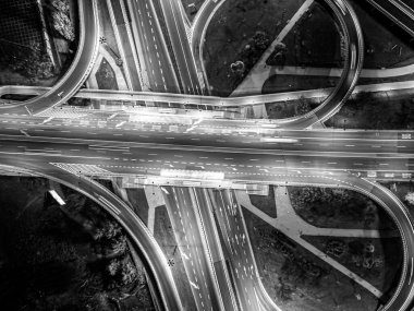 Havaalanı manzaralı otoban otoyolu sirk kavşağı Night Time Top view, Varşova 'da yol trafiği