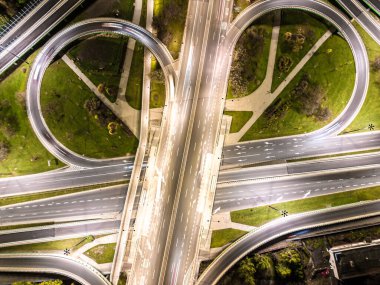 Havaalanı manzaralı otoban otoyolu sirk kavşağı Night Time Top view, Varşova 'da yol trafiği