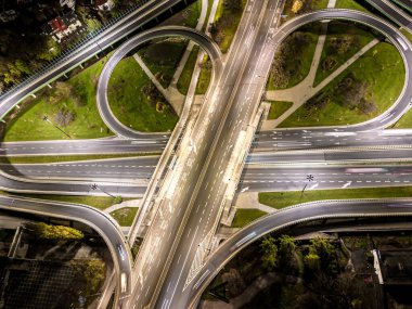 Havaalanı manzaralı otoban otoyolu sirk kavşağı Night Time Top view, Varşova 'da yol trafiği