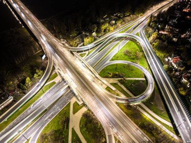 Havaalanı manzaralı otoban otoyolu sirk kavşağı Night Time Top view, Varşova 'da yol trafiği