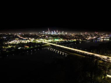 Vistula Nehri üzerindeki Swietokrzyski Köprüsü, Varşova 'da kablo destekli modern köprü. Hava gece görüntüsü
