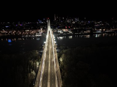 Vistula Nehri üzerindeki Swietokrzyski Köprüsü, Varşova 'da kablo destekli modern köprü. Hava gece görüntüsü