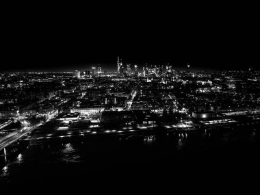 Vistula Nehri üzerindeki Swietokrzyski Köprüsü, Varşova 'da kablo destekli modern köprü. Hava gece görüntüsü