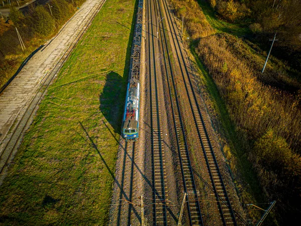 貨物列車 田舎のダブルトラック鉄道の空中ビュー 長い影を持つ緑の草や木 トップビューを持つ鉄道 交通インフラ 夏の自然 — ストック写真