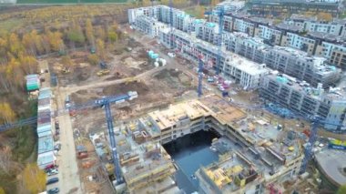 Gökyüzü Uçuşu Yeni Yapılanma Geliştirme Alanında Yüksek Kule Vinçleri Emlak Binası var. Ağır makineler ve inşaat işçileri işe alındı. Güvenli Şapka Müteahhitlerinde Üst Aşağı Görünüm.