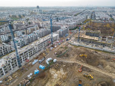 Gökyüzü Uçuşu Yeni Yapılanma Geliştirme Alanında Yüksek Kule Vinçleri Emlak Binası var. Ağır makineler ve inşaat işçileri işe alındı. Güvenli Şapka Müteahhitlerinde Üst Aşağı Görünüm.