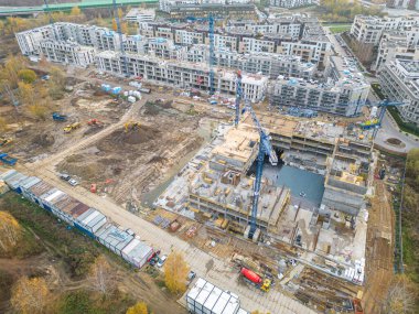 Gökyüzü Uçuşu Yeni Yapılanma Geliştirme Alanında Yüksek Kule Vinçleri Emlak Binası var. Ağır makineler ve inşaat işçileri işe alındı. Güvenli Şapka Müteahhitlerinde Üst Aşağı Görünüm.