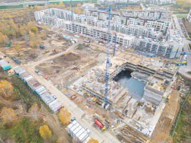 Gökyüzü Uçuşu Yeni Yapılanma Geliştirme Alanında Yüksek Kule Vinçleri Emlak Binası var. Ağır makineler ve inşaat işçileri işe alındı. Güvenli Şapka Müteahhitlerinde Üst Aşağı Görünüm.