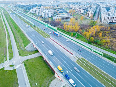 Köprü yolu otomobil trafiğinin havadan görüntüsü, pek çok araba, ulaşım konsepti