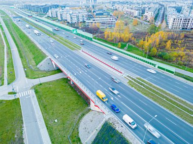 Köprü yolu otomobil trafiğinin havadan görüntüsü, pek çok araba, ulaşım konsepti