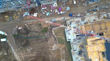 Yeni Yapılanma Geliştirme Alanında Hava Uçuşu. Şehir İnşaat Alanı, Hava Manzarası. Yüksek vinç inşaat alanında çalışıyor. Turna ve inşaat alanı.