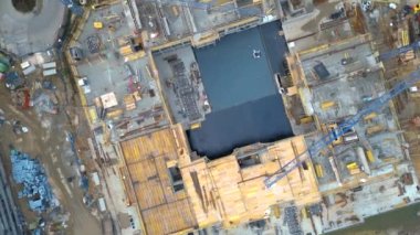 Yeni Yapılanma Geliştirme Alanında Hava Uçuşu. Şehir İnşaat Alanı, Hava Manzarası. Yüksek vinç inşaat alanında çalışıyor. Turna ve inşaat alanı.