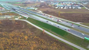 Hareket halindeki arabalarla yol kavşağının havadan görüntüsü. Yol kavşağı ya da otoyol kavşağı yoğun şehir trafiği yolda hız yapıyor.