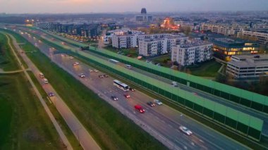 Varşova, Wilanow 'un yanındaki Karayolu' nun hiperlapse veya Dronelapse Aerial görüntüsü. Gece otoban yolu. Hava görünümü