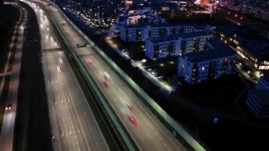 Varşova, Wilanow 'un yanındaki Karayolu' nun hiperlapse veya Dronelapse Aerial görüntüsü. Gece otoban yolu. Hava görünümü