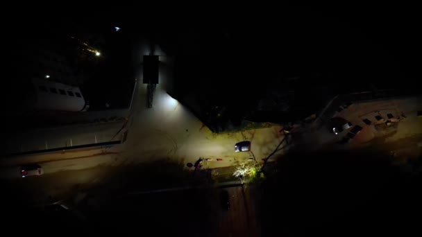 Gökdelen Çatıları Yol Trafiği Ile Yavaş Hava Dronu Görünümü Kuşlar — Stok video