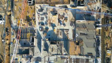 Çeşitli Mühendisler ve Mimarlar Mühendislik ve Mimarlar Mühendislik Projelerini Tartışan Yeni Yapılandırma Geliştirme Alanının Üzerinde Hava Uçuşu. Bölgede Ağır Makineler ve İnşaat İşçileri Çalışıyor.