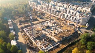 Çeşitli Mühendisler ve Mimarlar Mühendislik ve Mimarlar Mühendislik Projelerini Tartışan Yeni Yapılandırma Geliştirme Alanının Üzerinde Hava Uçuşu. Bölgede Ağır Makineler ve İnşaat İşçileri Çalışıyor.