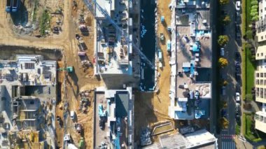 Çeşitli Mühendisler ve Mimarlar Mühendislik ve Mimarlar Mühendislik Projelerini Tartışan Yeni Yapılandırma Geliştirme Alanının Üzerinde Hava Uçuşu. Bölgede Ağır Makineler ve İnşaat İşçileri Çalışıyor.