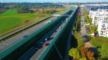 Güneşli bir gecede Varşova Picturesque hava sahasında çok katlı otoyolda giden arabalara güzel bir üst taraf manzarası ve gün batımı şehir trafiği manzarası..