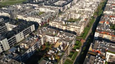 Şehirde çağdaş konut binası. Çok katlı bir apartmanın modern tasarımının dış cephesi. Hava görünümü.